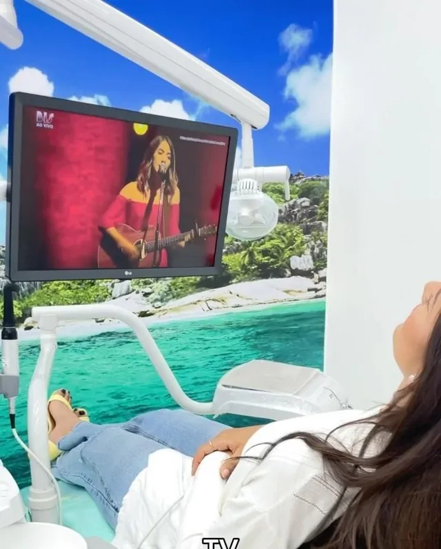 Paciente na cadeira assistindo TV